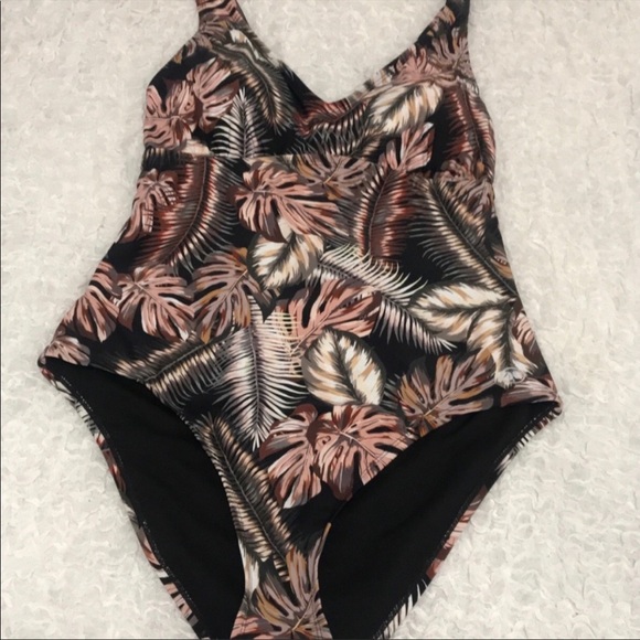 NWT Hurly One Piece Swimsuit 
Size XL
Black/Pink/Cream
Very Cute
# 418 - Picture 8 of 9
